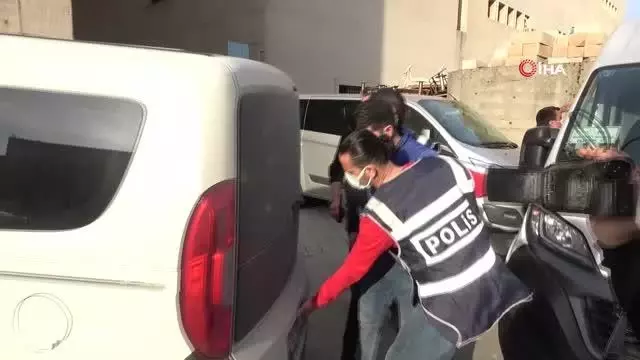 Şüphe üzerine durdurulunca kız arkadaşını bırakıp kaçtı Şüphe üzerine durdurulunca kız arkadaşını bırakıp kaçtı