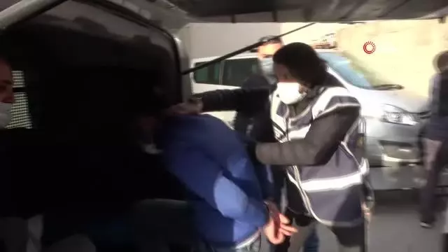 Şüphe üzerine durdurulunca kız arkadaşını bırakıp kaçtı Şüphe üzerine durdurulunca kız arkadaşını bırakıp kaçtı