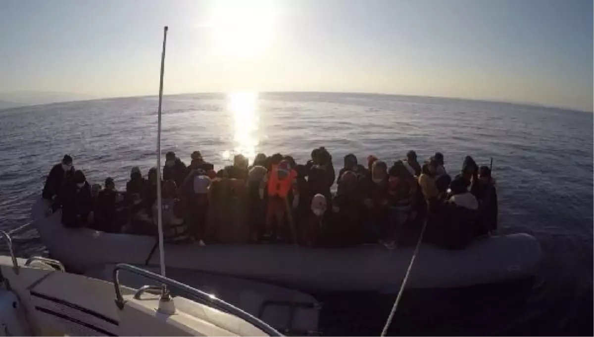 Sürüklenen bottaki kaçak göçmenlerin yardımına, Sahil Güvenlik ekipleri yetişti