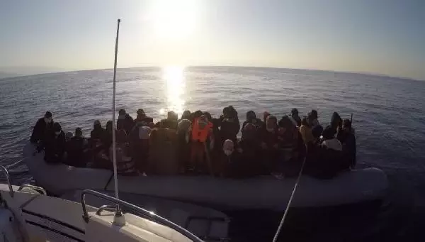 Sürüklenen bottaki kaçak göçmenlerin yardımına, Sahil Güvenlik ekipleri yetişti Sürüklenen bottaki kaçak göçmenlerin yardımına, Sahil Güvenlik ekipleri yetişti