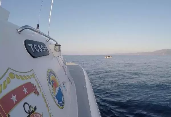 Sürüklenen bottaki kaçak göçmenlerin yardımına, Sahil Güvenlik ekipleri yetişti Sürüklenen bottaki kaçak göçmenlerin yardımına, Sahil Güvenlik ekipleri yetişti