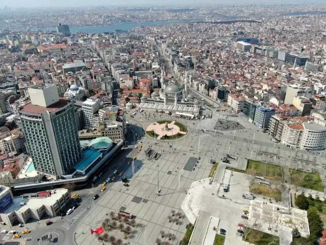 Kısıtlamada Taksim meydanı turistlere kaldı Kısıtlamada Taksim meydanı turistlere kaldı