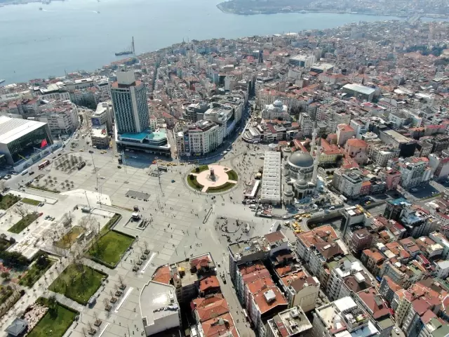 Kısıtlamada Taksim meydanı turistlere kaldı Kısıtlamada Taksim meydanı turistlere kaldı