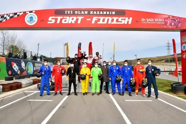 Tuzla'da ünlü radyocular karting ile stres attı