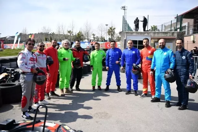 Tuzla'da ünlü radyocular karting ile stres attı