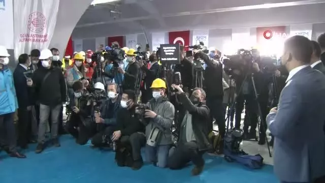 Son dakika haberleri... Ulaştırma ve Altyapı Bakanı Adil Karaismailoğlu, Sabiha Gökçen Havalimanı Metro Hattı Projesi'nin ilk ray kaynak törenine katıldı.