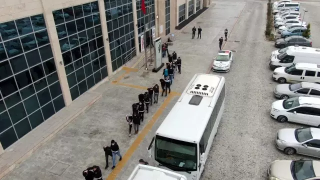 Son dakika: Uşak'ta uyuşturucu satıcılarına ağır darbe: 19 gözaltı Son dakika: Uşak'ta uyuşturucu satıcılarına ağır darbe: 19 gözaltı