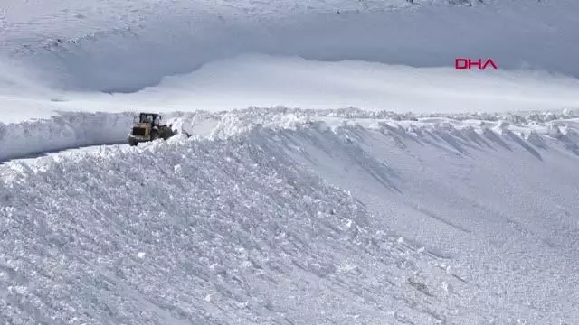 VAN Bahçesaray yolunda kış, merkezde bahar VAN Bahçesaray yolunda kış, merkezde bahar