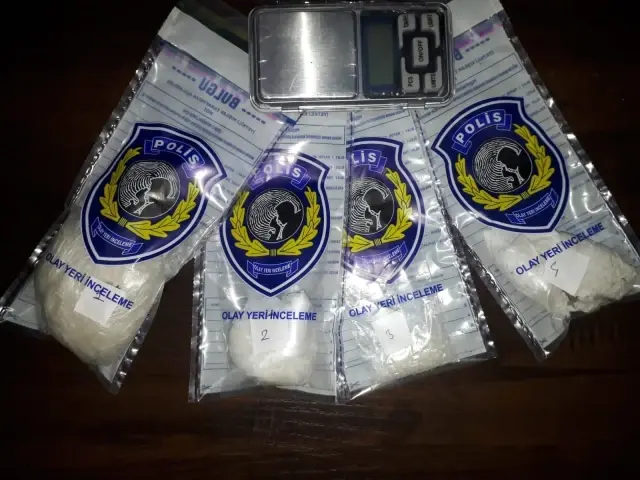 Şüphe üzerine durdurulunca kız arkadaşını bırakıp kaçtı Şüphe üzerine durdurulunca kız arkadaşını bırakıp kaçtı