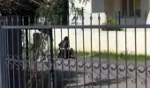 Öfkeli kadın yere yatırdığı erkeği 'Paramı ver' diye bağırıp darbetti Öfkeli kadın yere yatırdığı erkeği 'Paramı ver' diye bağırıp darbetti