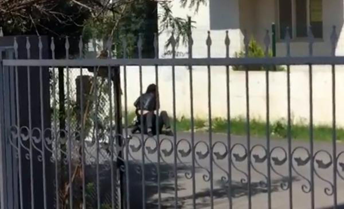 Öfkeli kadın yere yatırdığı erkeği 'Paramı ver' diye bağırıp darbetti