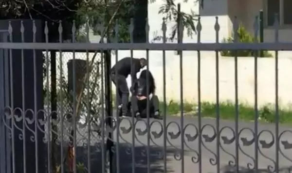 Yere yatırdığı erkeği 'Paramı ver' diye bağırıp darbetti Yere yatırdığı erkeği 'Paramı ver' diye bağırıp darbetti