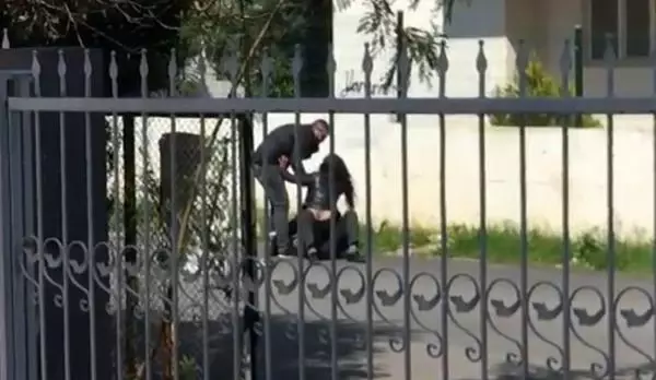 Yere yatırdığı erkeği 'Paramı ver' diye bağırıp darbetti Yere yatırdığı erkeği 'Paramı ver' diye bağırıp darbetti