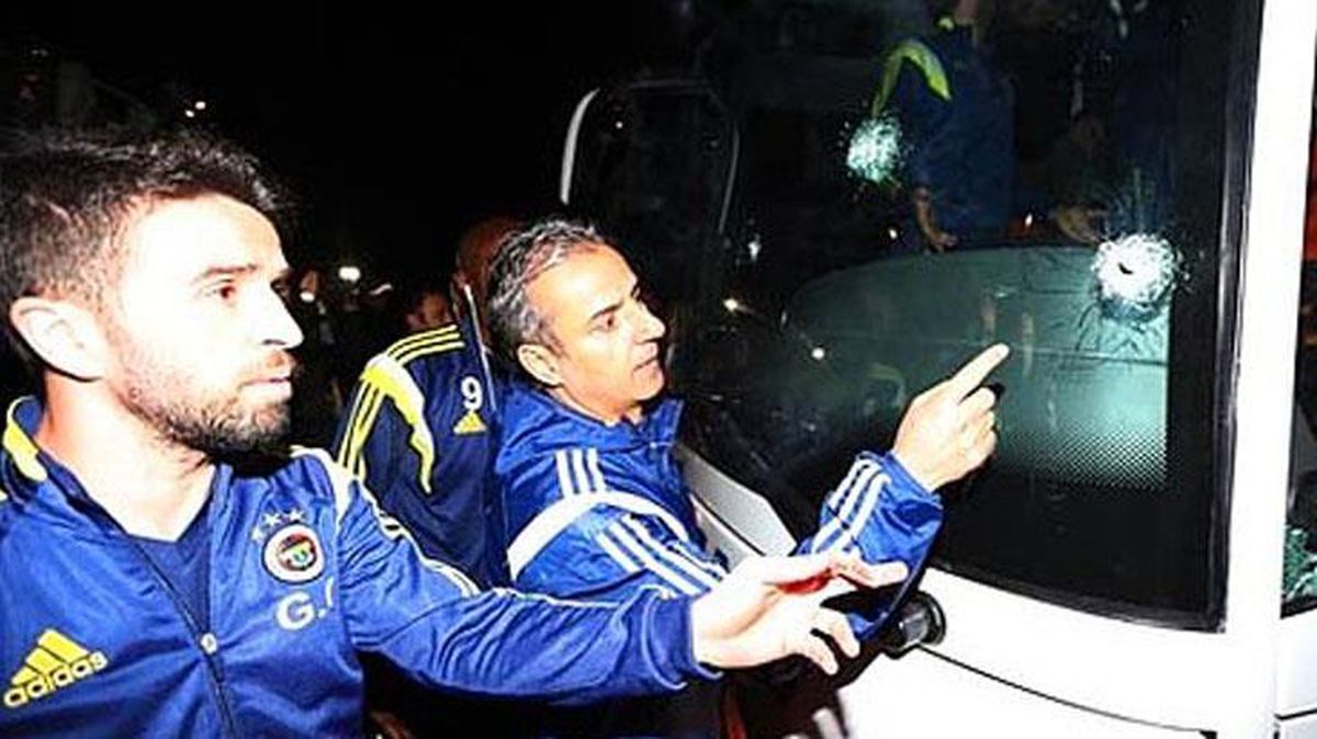 2015'te otobüsüne silahlı saldırı yapılan Fenerbahçe'den bir paylaşım daha: 'Taş değil kurşun!'