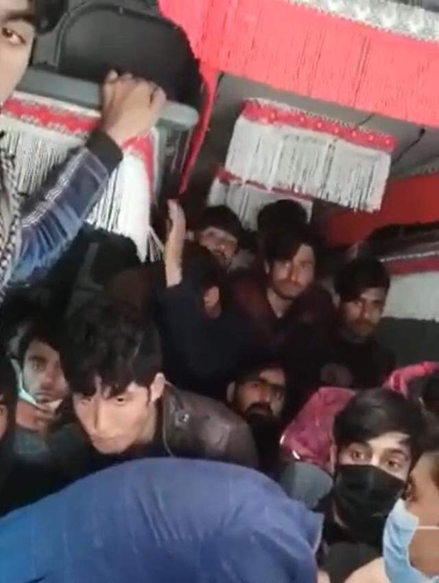 Aç susuz günlerdir yoldalar! 17 kişilik minibüste 40 sığınmacı yakalandı