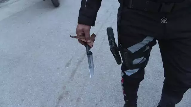 Annesini darbeden ve araya giren kişiyi bıçaklayan genç gözaltına alındı Annesini darbeden ve araya giren kişiyi bıçaklayan genç gözaltına alındı