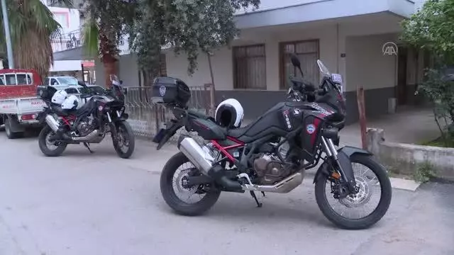 Annesini darbeden ve araya giren kişiyi bıçaklayan genç gözaltına alındı Annesini darbeden ve araya giren kişiyi bıçaklayan genç gözaltına alındı
