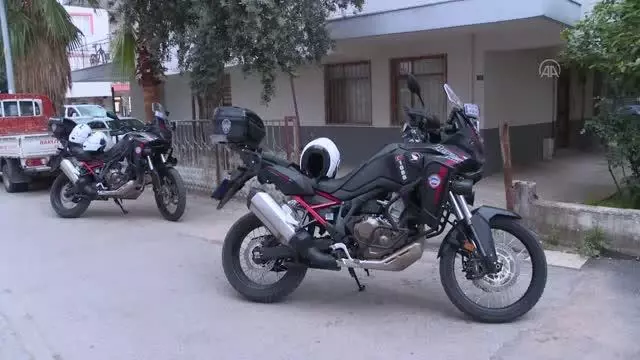 Annesini darbeden ve araya giren kişiyi bıçaklayan genç gözaltına alındı Annesini darbeden ve araya giren kişiyi bıçaklayan genç gözaltına alındı