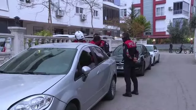 Annesini darbeden ve araya giren kişiyi bıçaklayan genç gözaltına alındı Annesini darbeden ve araya giren kişiyi bıçaklayan genç gözaltına alındı