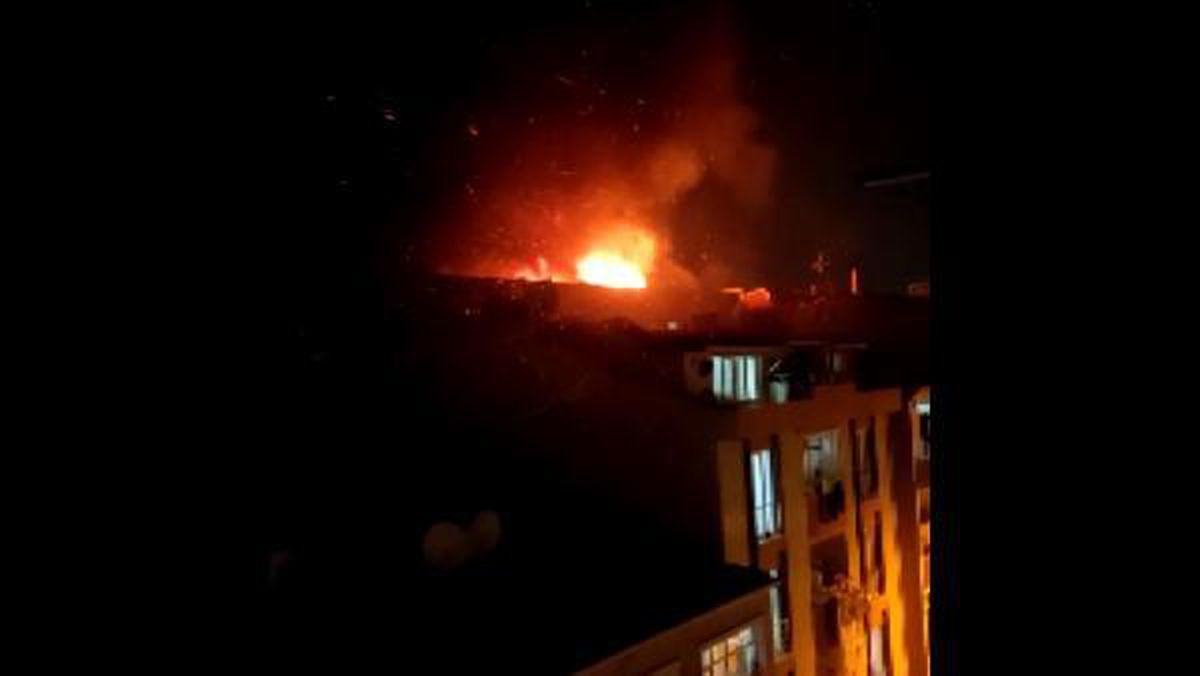 Son dakika haber! Bağcılar'da 6 katlı binanın çatısı alev alev yandı