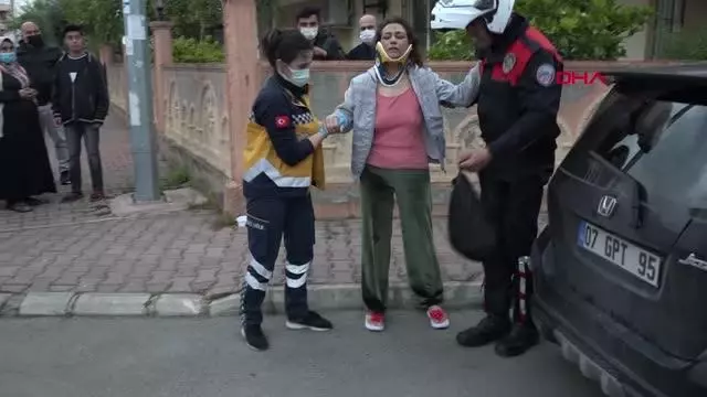 Balkon kapısını açmasına sinirlendiği annesini darbetti, erkek arkadaşını bıçakladı Balkon kapısını açmasına sinirlendiği annesini darbetti, erkek arkadaşını bıçakladı