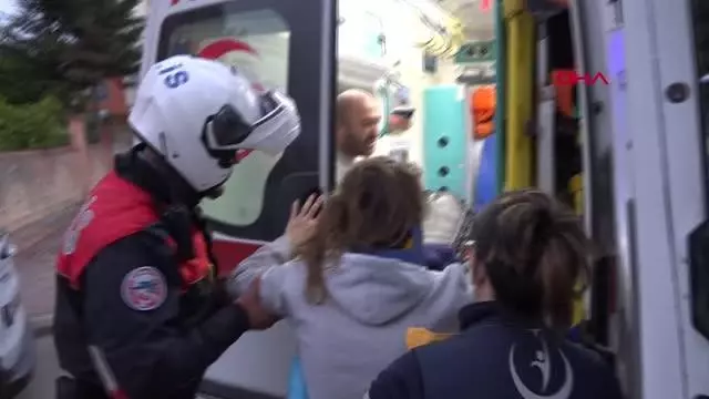 Balkon kapısını açmasına sinirlendiği annesini darbetti, erkek arkadaşını bıçakladı Balkon kapısını açmasına sinirlendiği annesini darbetti, erkek arkadaşını bıçakladı