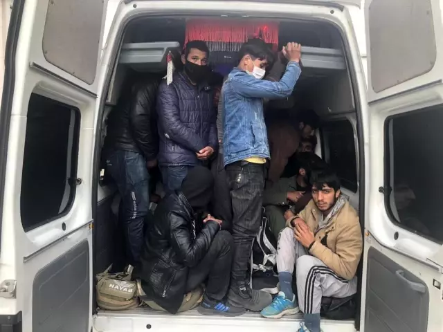 Başkent'te 17 kişilik araçtan 40 düzensiz göçmen çıktı Başkent'te 17 kişilik araçtan 40 düzensiz göçmen çıktı