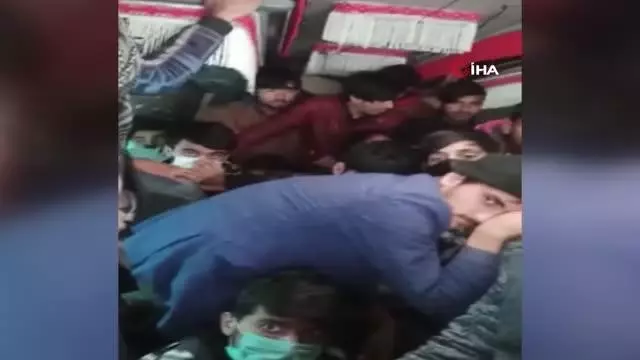 Başkent'te 17 kişilik araçtan 40 düzensiz göçmen çıktı Başkent'te 17 kişilik araçtan 40 düzensiz göçmen çıktı