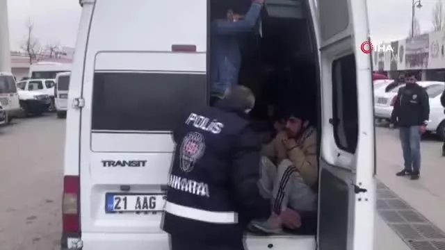 Başkent'te 17 kişilik araçtan 40 düzensiz göçmen çıktı Başkent'te 17 kişilik araçtan 40 düzensiz göçmen çıktı