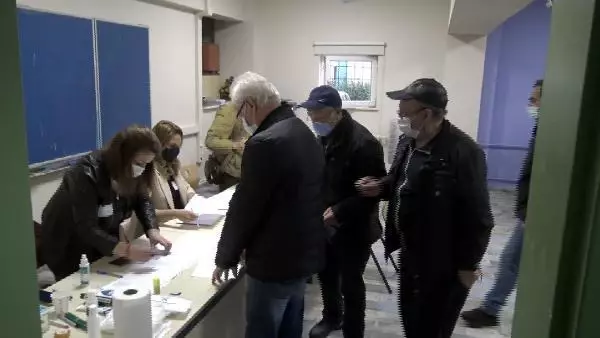 BULGARİSTAN SEÇİMİ İÇİN SANDIK BAŞINA KOŞTULAR