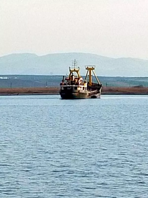 ÇANAKKALE'DE KARAYA OTURAN GEMİ KURTARILDI ÇANAKKALE'DE KARAYA OTURAN GEMİ KURTARILDI