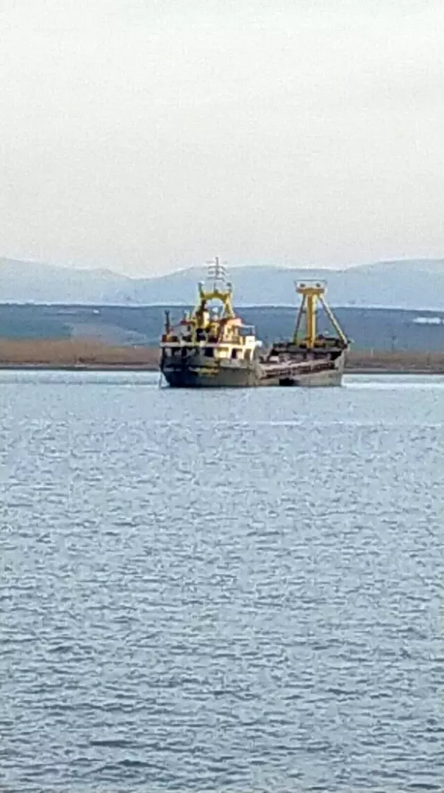 Çanakkale'de karaya oturan gemi kurtarıldı Çanakkale'de karaya oturan gemi kurtarıldı