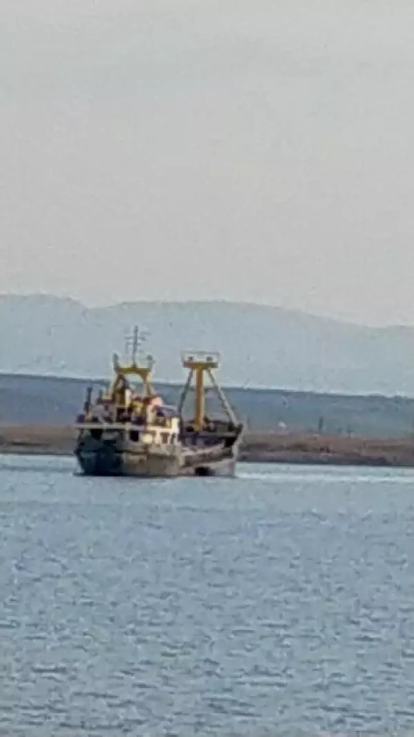 ÇANAKKALE'DE KARAYA OTURAN GEMİ KURTARILDI ÇANAKKALE'DE KARAYA OTURAN GEMİ KURTARILDI