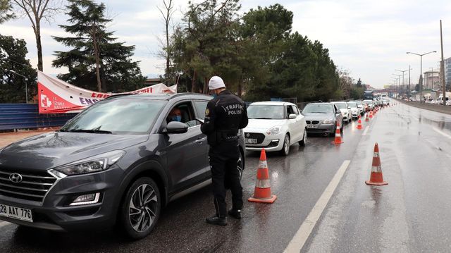 d100 de korona virus denetimi uzun arac kuyru 14041451 o