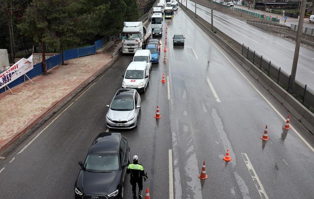 d100 de korona virus denetimi uzun arac kuyru 2 14041451 o