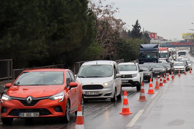 d100 de korona virus denetimi uzun arac kuyru 5 14041451 o