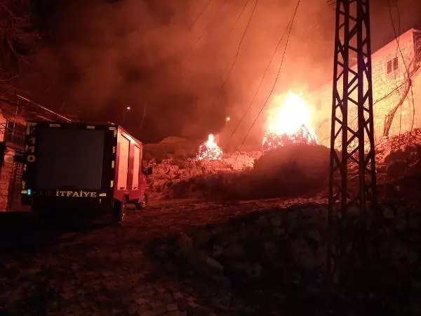 Son dakika haberi: Diyarbakır'da 3 ev kundaklandı Son dakika haberi: Diyarbakır'da 3 ev kundaklandı