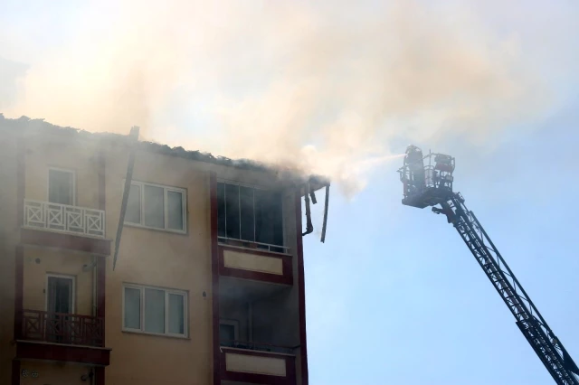 Diyarbakır'da korkutan yangın: Gökyüzü siyaha büründü, komşularını kapılarını çalarak kurtardı