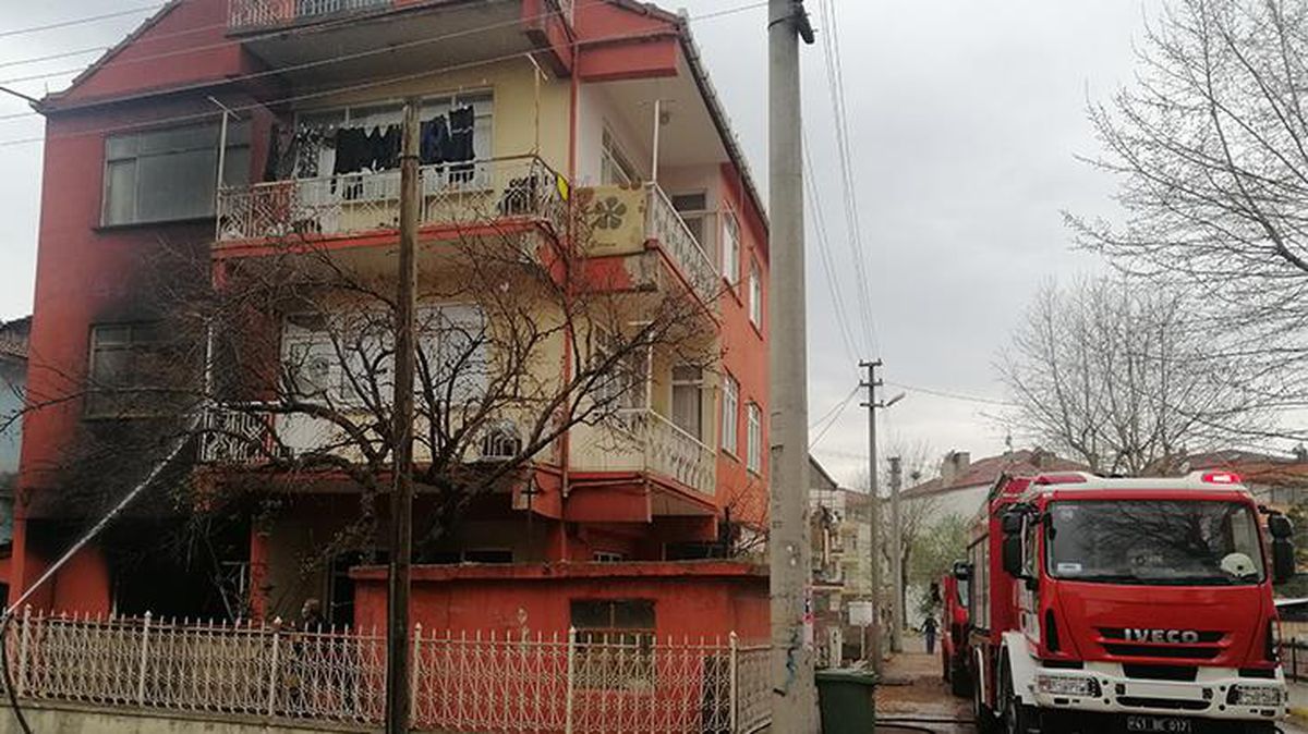 Elindeki sigarayla uyuyakalan adam evini yaktı