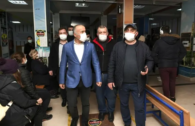 Esenyurt Belediyesi Ekipleri oy kullanan Bulgar göçmenleri için görev başında Esenyurt Belediyesi Ekipleri oy kullanan Bulgar göçmenleri için görev başında
