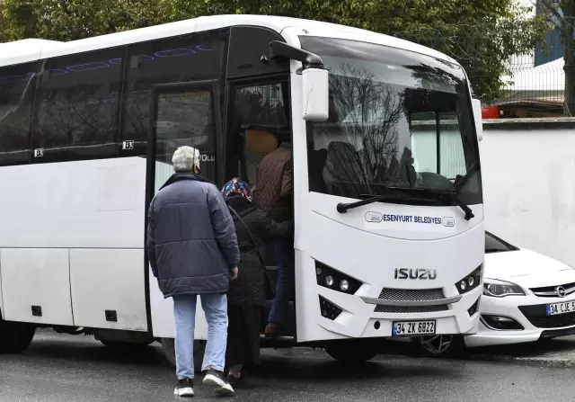 Esenyurt Belediyesi Ekipleri oy kullanan Bulgar göçmenleri için görev başında Esenyurt Belediyesi Ekipleri oy kullanan Bulgar göçmenleri için görev başında