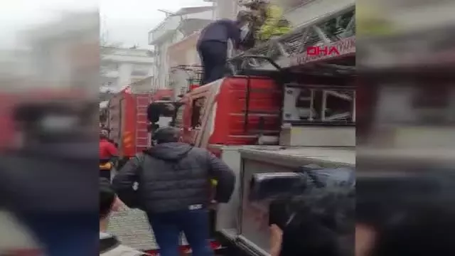 ESENYURT'TA YANGIN PANİĞİ; MAHSUR KALAN 7 KİŞİ KURTARILDI ESENYURT'TA YANGIN PANİĞİ; MAHSUR KALAN 7 KİŞİ KURTARILDI