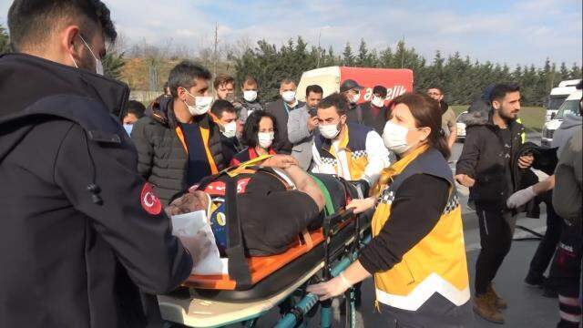 Hafriyat kamyonuna arkadan çarpan otomobilde bulunan yolcu yola fırladı