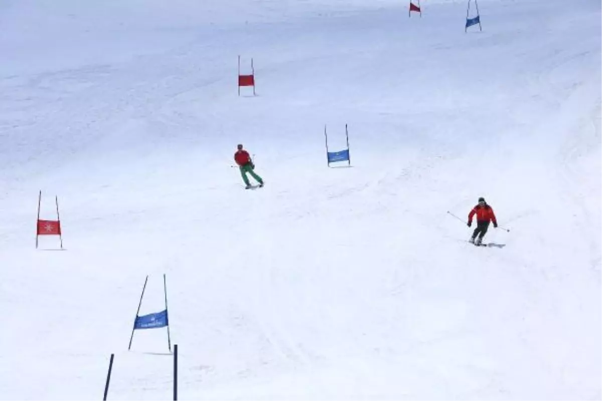 HAKKARİ'DE KAYAK YARIŞMASI