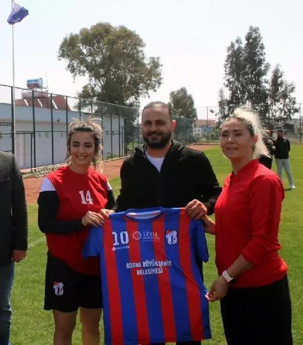 SPOR Hasan Şaş'tan kadın futbolculara antrenörlük sözü SPOR Hasan Şaş'tan kadın futbolculara antrenörlük sözü