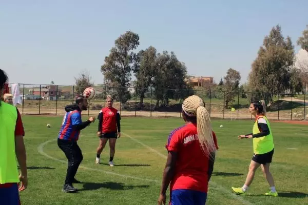 SPOR Hasan Şaş'tan kadın futbolculara antrenörlük sözü SPOR Hasan Şaş'tan kadın futbolculara antrenörlük sözü