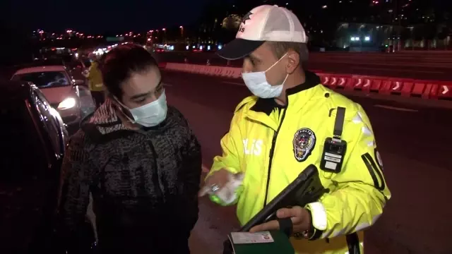 İstanbul'da kuralları ihlal eden turiste cezai işlem uygulayan polisin İngilizcesi tercümanlara taş çıkarttı İstanbul'da kuralları ihlal eden turiste cezai işlem uygulayan polisin İngilizcesi tercümanlara taş çıkarttı