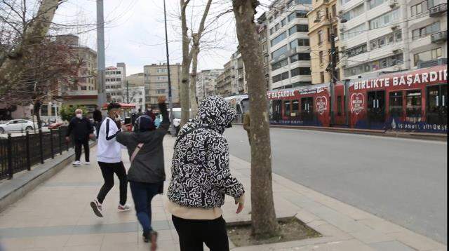 İstanbul'un göbeğinde dilenci kadınlarla gencin 'taciz' kovalamacası kamerada