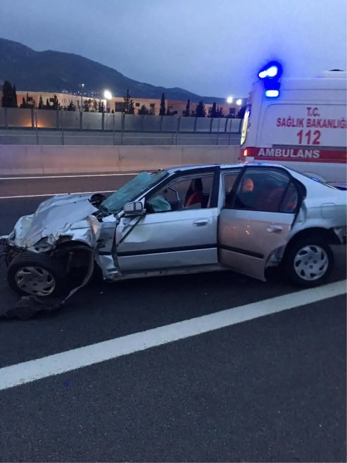 İzmir'de beton bariyere çarpan otomobildeki 1 kişi öldü, 1 kişi yaralandı