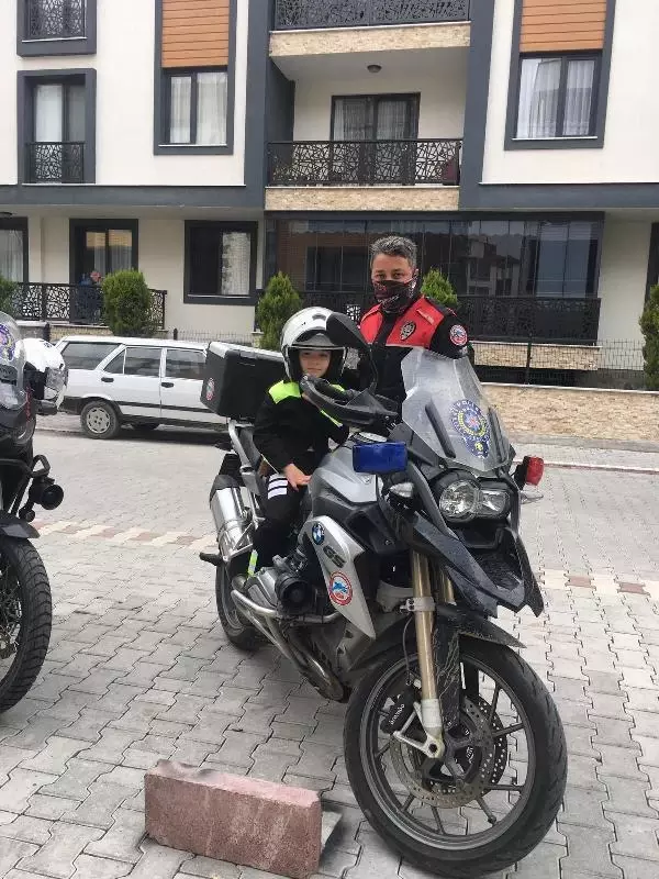 Son dakika haberi... Küçük Halil'in doğum gününü polis kutladı Son dakika haberi... Küçük Halil'in doğum gününü polis kutladı